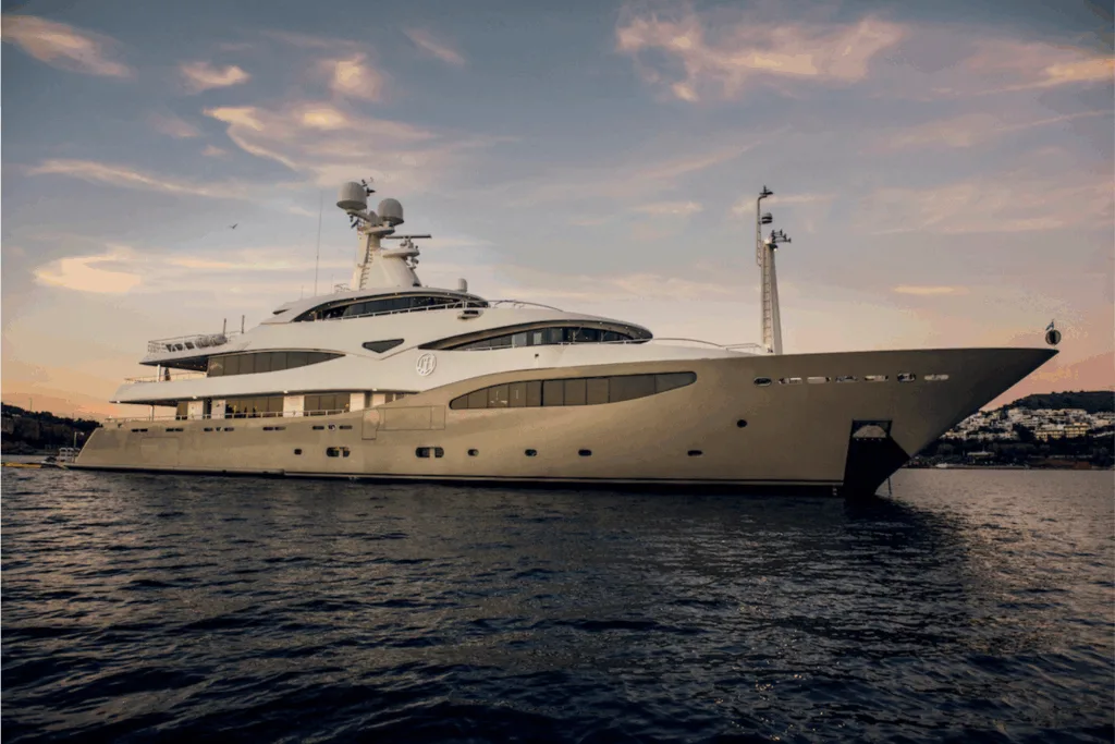 M/Y Light Holic