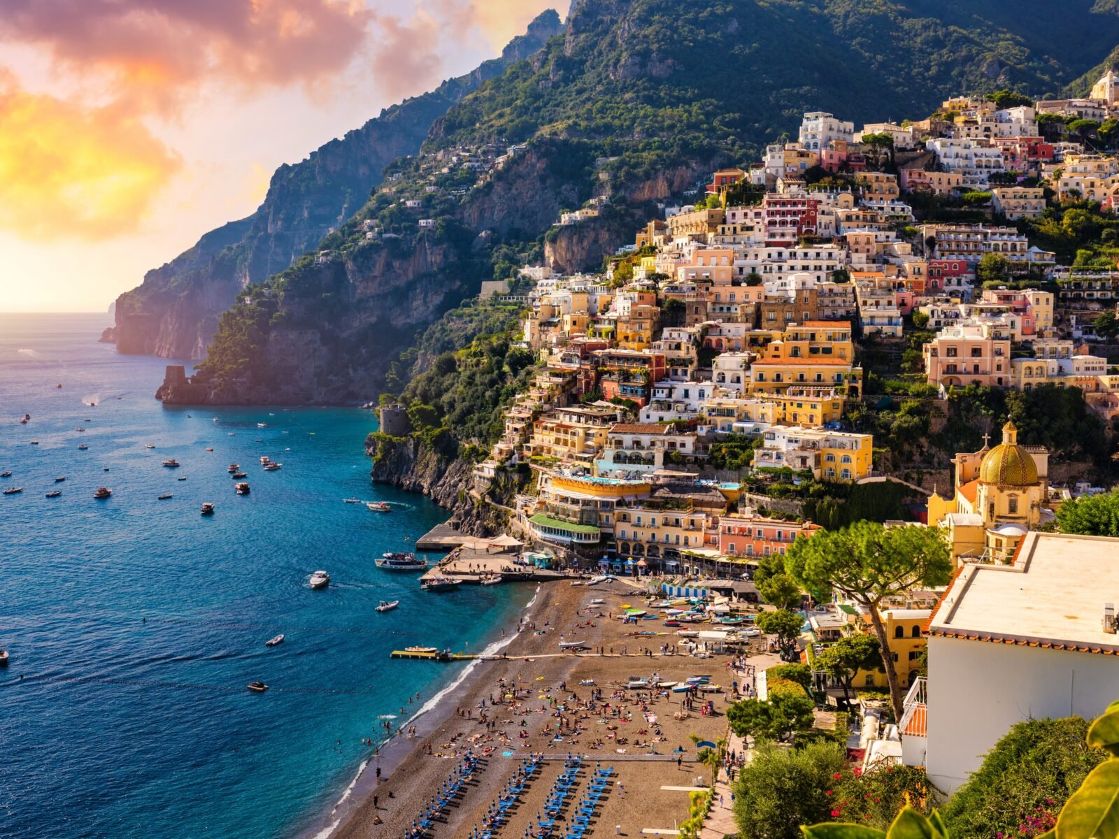 View,Of,Positano,With,Comfortable,Beach,And,Blue,Sea,On