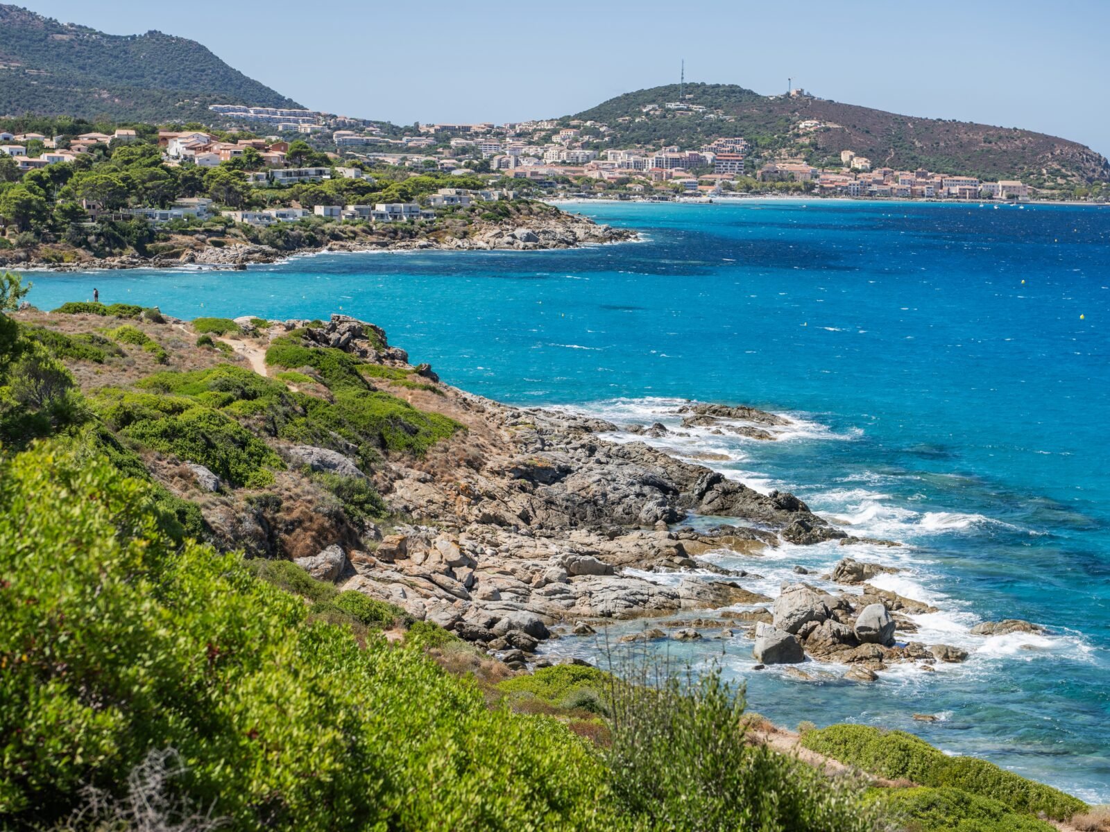 Bright,Summer,Scene,Showing,A,Clear,Blue,Sea,Meeting,Rocky